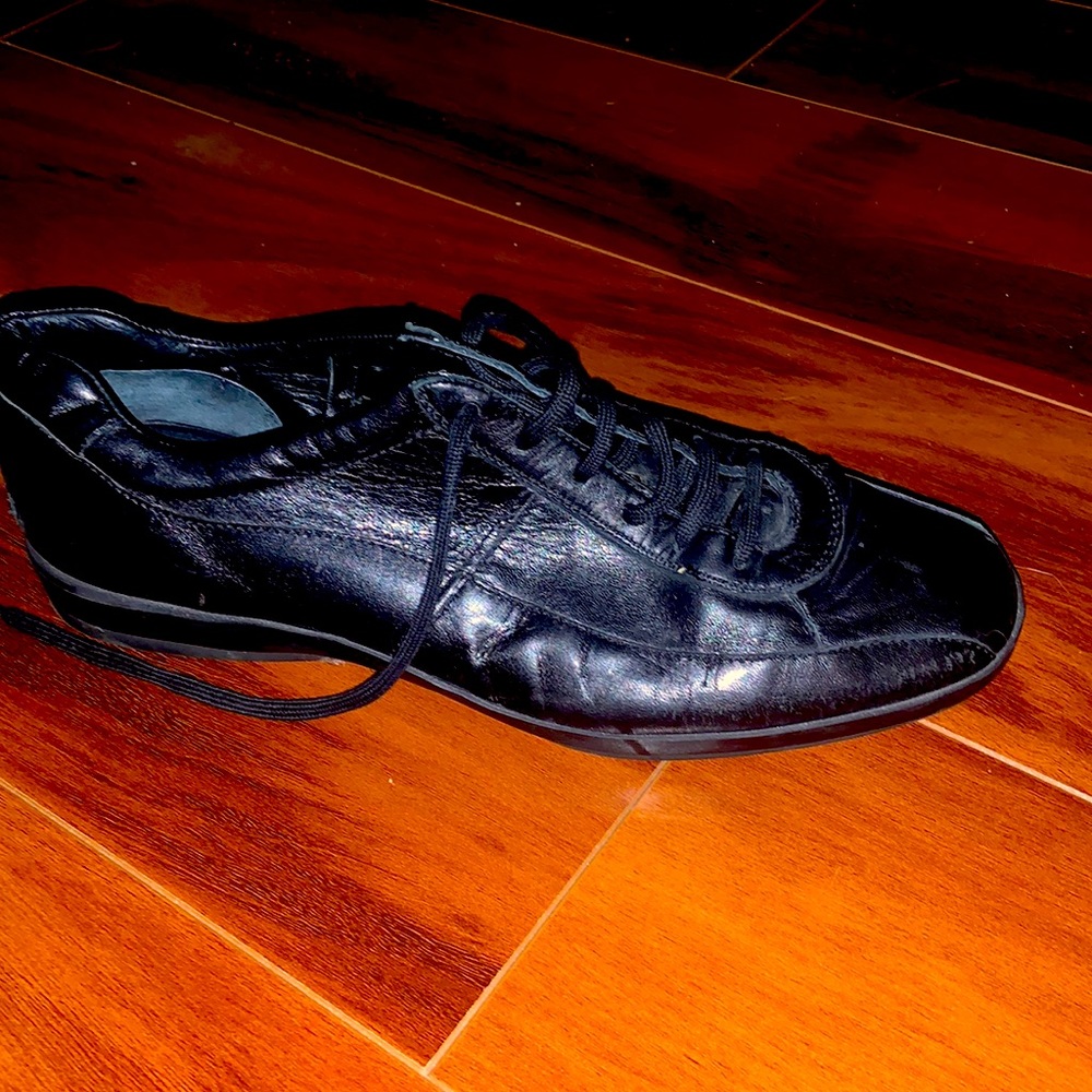 Prada Women’ Low top leather sneakers (very lightly used)